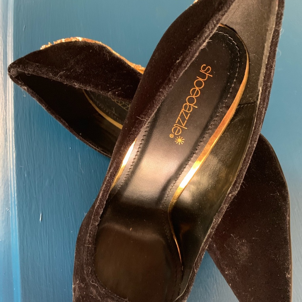 Shoe dazzle, aborable heels.  Worn once